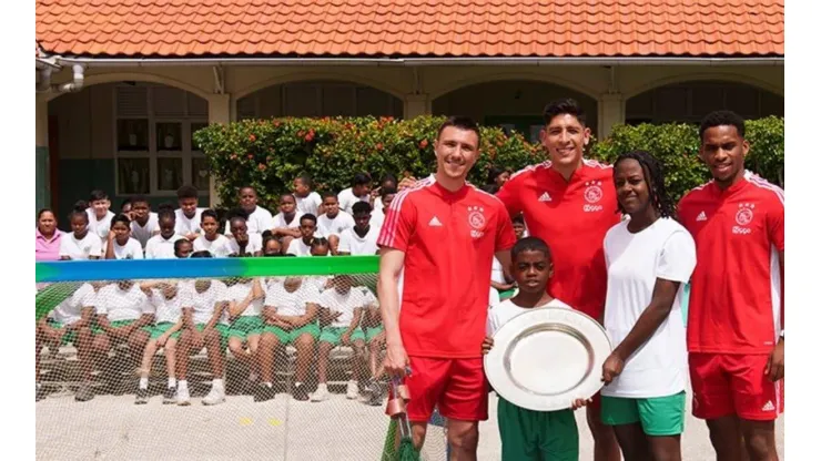 Jurriën Timber, Edson Álvarez y Steven Berghuis con niños de Curazao.
