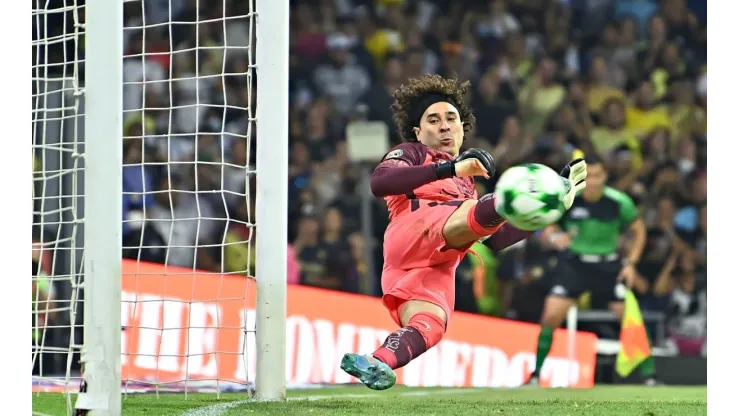 Ochoa vuela hacia el otro palo en el penal de Nicolás Ibañez.
