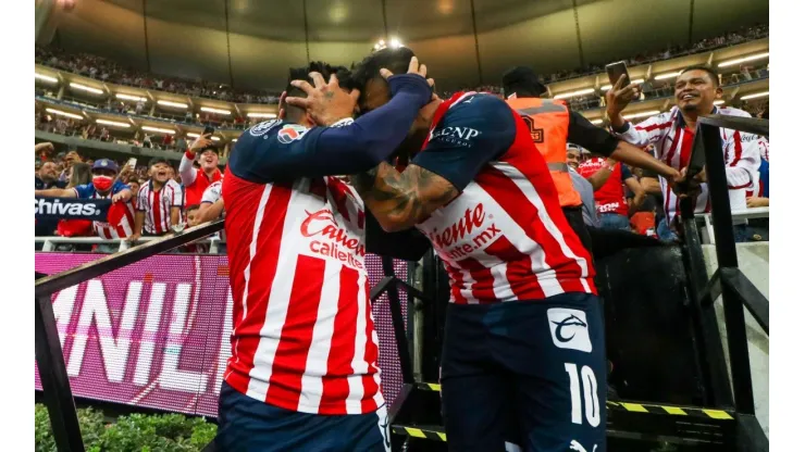 Beltrán y Alexis Vega celebran en la goleada ante Pumas.
