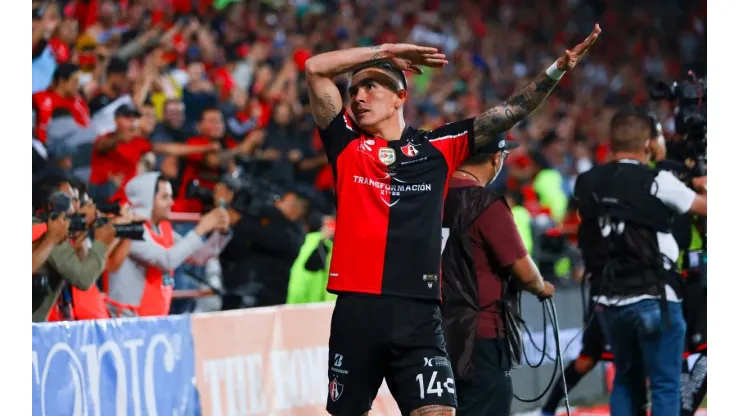 Luis Reyes en festejo durante la final ante Pachuca.
