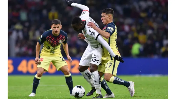 Julian Quiñones enfrentando al América.
