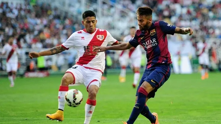 Javier Aquino y Neymar en un Rayo Vallecano vs Barcelona | Getty