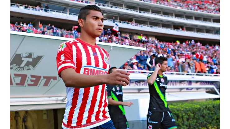 Orbelín Pineda con la camiseta de Chivas en 2016.
