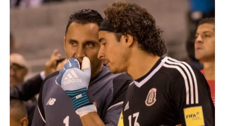 Keylor Navas y Guillermo Ochoa en la eliminatoria a Rusia 2018.
