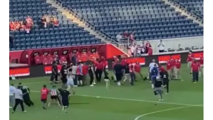 Pelea entre aficionados de Chivas y la seguridad Clásico Tapatío 2022
