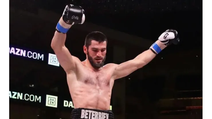 Artur Beterbiev nuevo campeón del mundo CMB, FIB y OMB.
