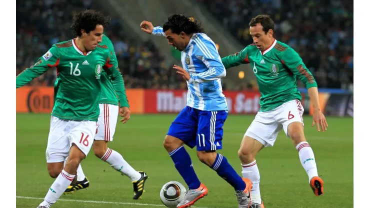 Tevez hizo un doblete ante México en Sudáfrica 2010
