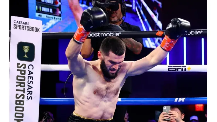 Acusan a Artur Beterbiev de recurrir a golpes ilegales para demoler a Joe Smith