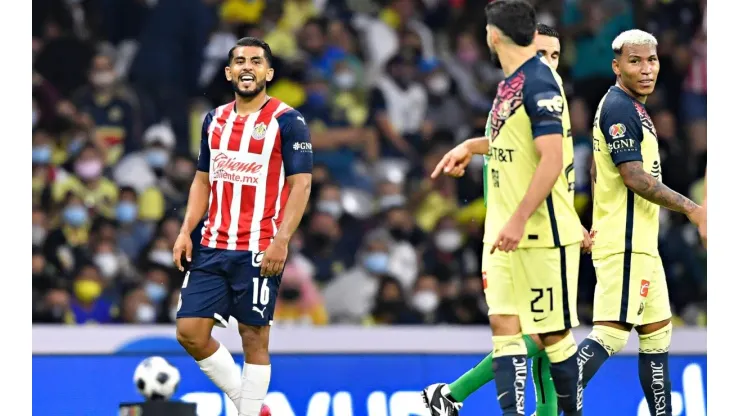 Miguel Ponce tuvo roces con Henry Martín en el torneo Apertura 2021.
