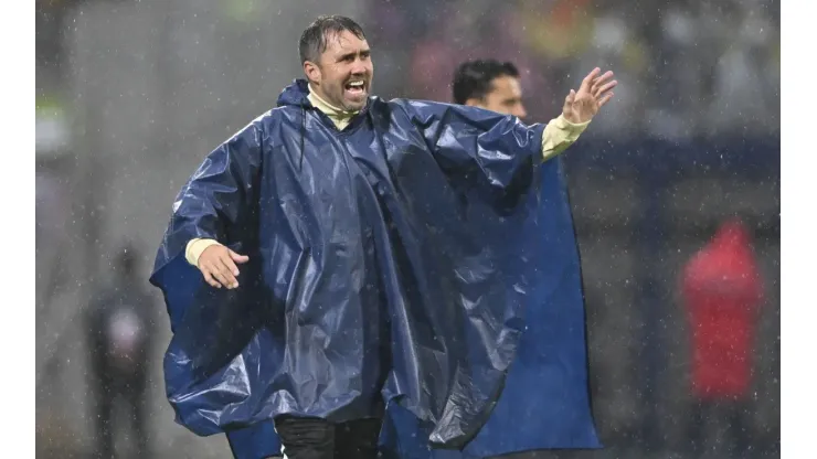 Eduardo Coudet bajo la lluvia en el Estadio Universitario.
