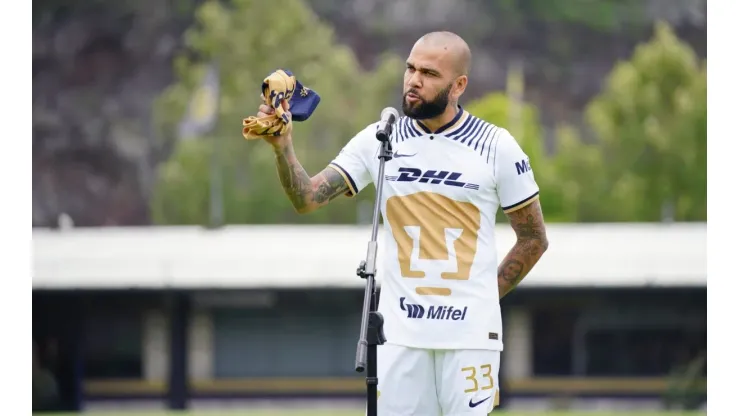 Dani Alves habló por primera vez como jugador de Pumas.
