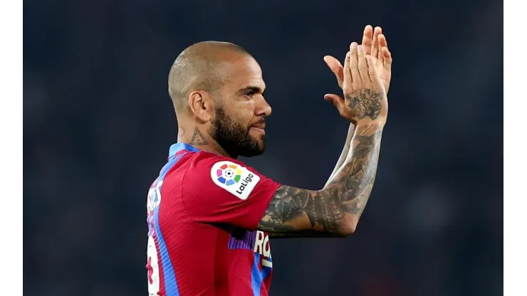 Dani Alves llegó este viernes para firmar el fin de semana su contrato con los felinos
