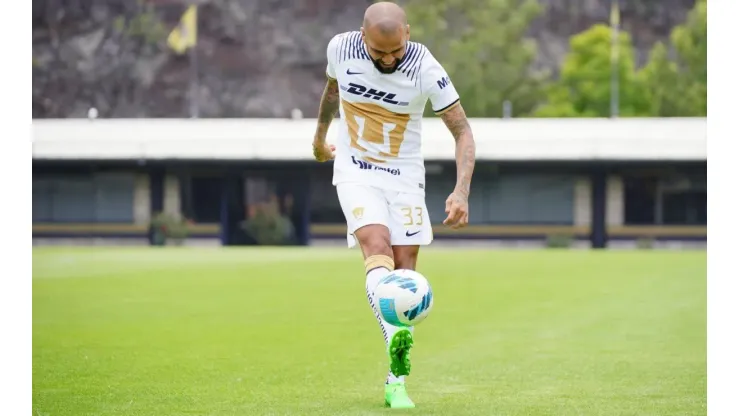 Dani Alves en su presentación con Pumas.
