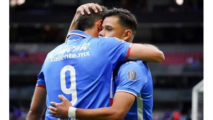 Santi Giménez en abrazo con Ángel Romero.
