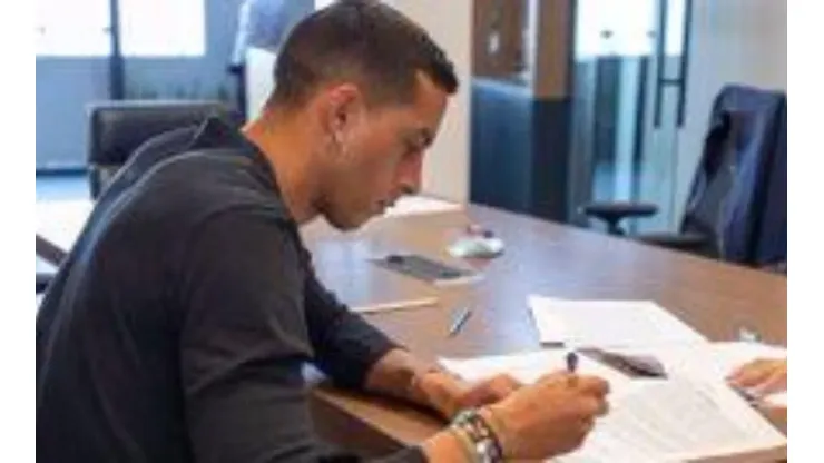 Ramiro Funes Mori en la firma de su contrato.
