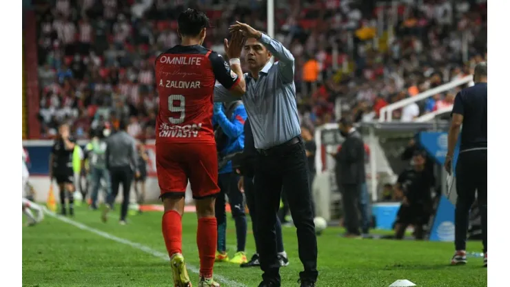 Zaldívar celebra junto a Cadena uno de sus goles ante Necaxa.
