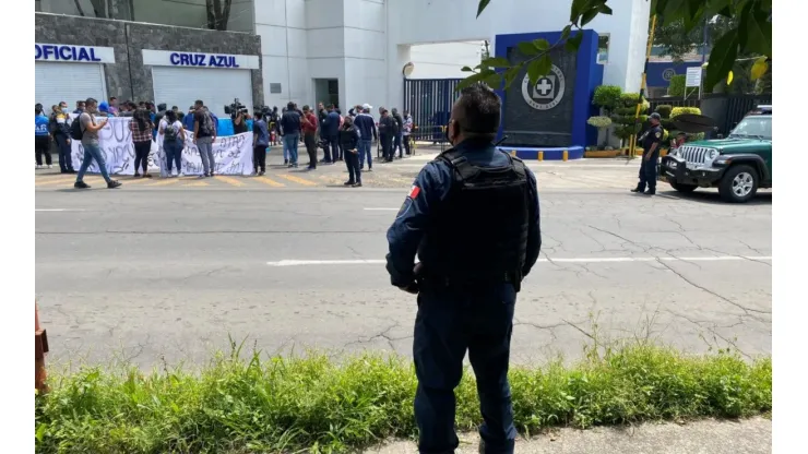 La afición se presentó en la práctica para recriminar al plantel.
