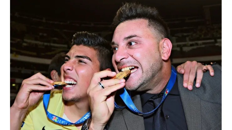 Quick Mendoza y Turco Mohamed celebran el título del Apertura 2014.
