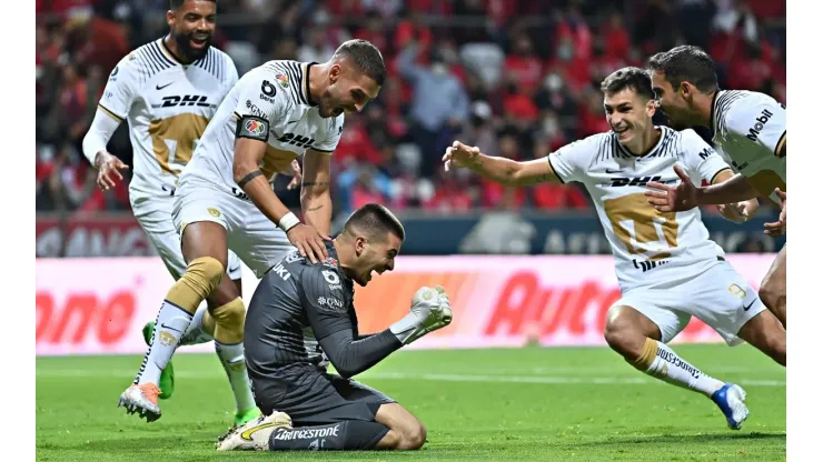 La emoción de Julio González tras convertir el primer gol de su carrera.
