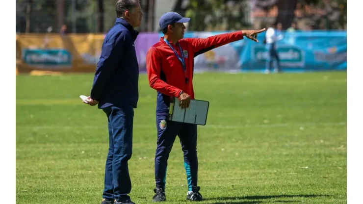 Cadena y Peláez deberán definir el futuro en Chivas de cuatro futbolistas.
