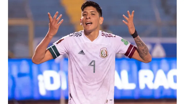 Edson Álvarez ante Honduras en la eliminatoria mundialista para Qatar 2022.
