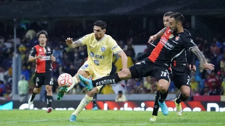 Ciudad de Mexico, 2 de julio de 2022. Diego Valdes y Emanuel Aguilera, durante el partido de la jornada 1 del torneo Apertura 2022 de la Liga BBVA MX, entre las Águilas del America y los Rojinegros del Atlas, celebrado en el estadio Azteca. Foto: Imago7/ Rafael Vadillo