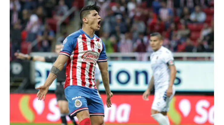 Alan Pulido en su paso por Chivas.
