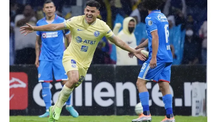 Richard Sánchez celebra ante Julio César Domínguez e Ignacio Rivero.
