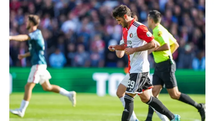 Santi Giménez no pudo convertir con el Feyenoord
