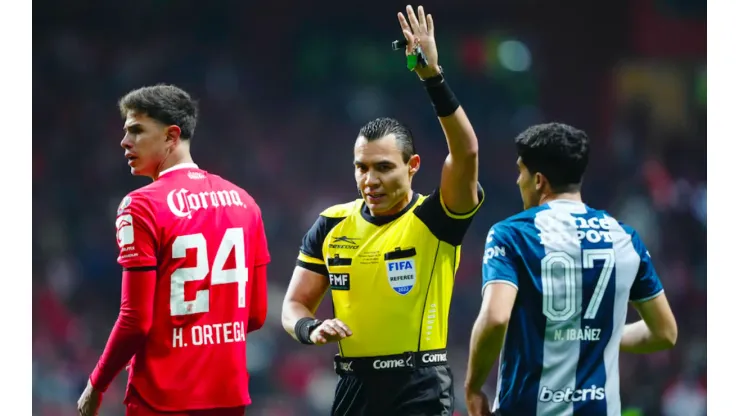 Haret Ortega, del Toluca, y Nicolás Ibáñez, del Pachuca, en el partido de ida de la final.
