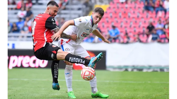 Santi Giménez ante Atlas en el Apertura 2022.
