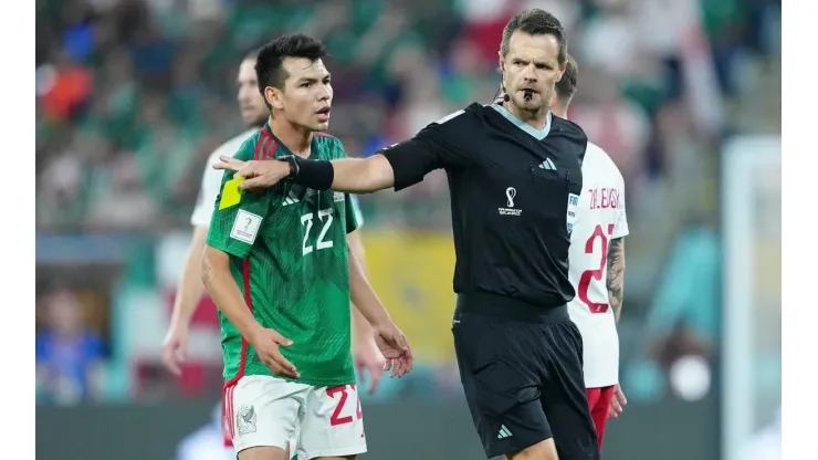 Chucky Lozano reclama al árbitro australiano Christopher Beath.
