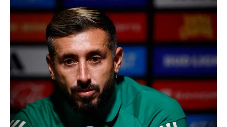 Héctor Herrera en conferencia de prensa con la selección mexicana.
