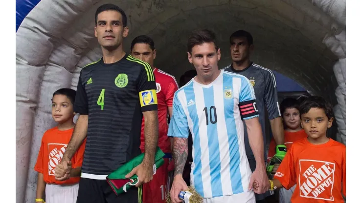 Rafael Márquez y Lionel Messi en un amistoso entre México y Argentina.
