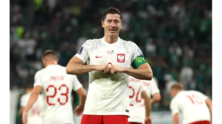 Fan del éxito: Tras el gol de Lewandowski, un saudí se sacó la playera de su país y mostró la de Polonia