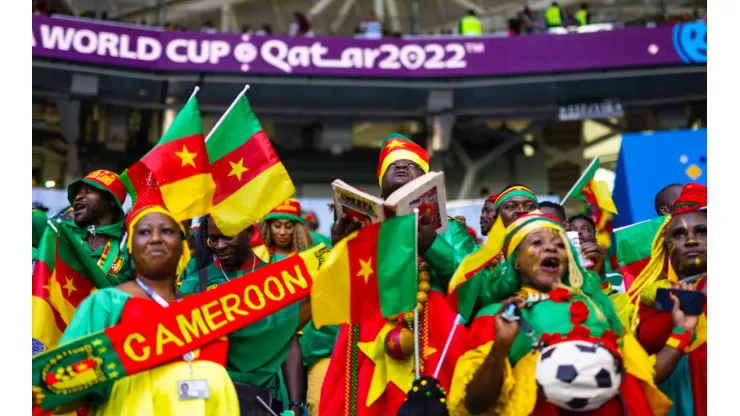 Aficionados de Camerún en el primer partido de Qatar 2022.
