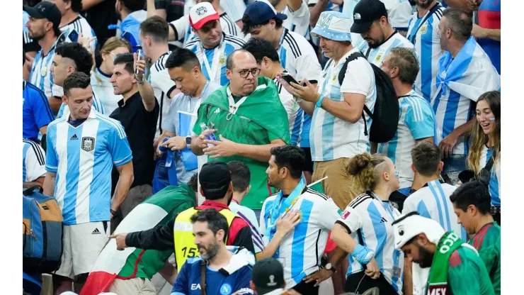 Exjugador de Chivas casi se pelea en las tribunas del Estadio Lusail.
