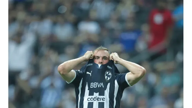 Janssen en lamento con la camiseta de Rayados.
