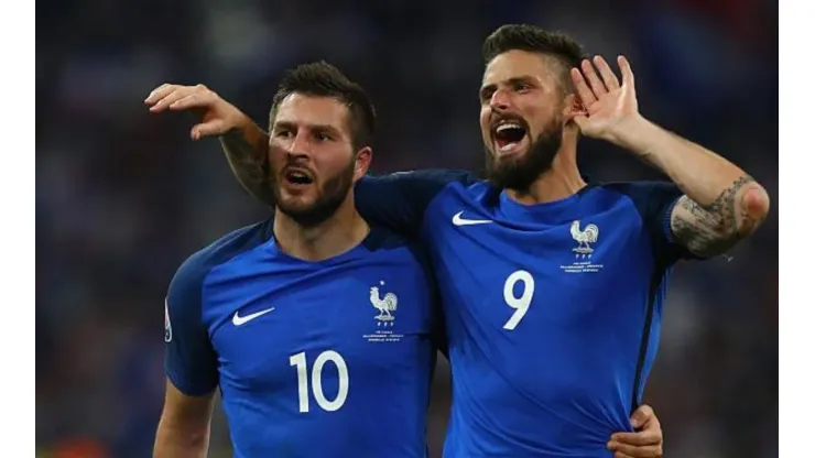 Giroud sorprendido por Gignac.
