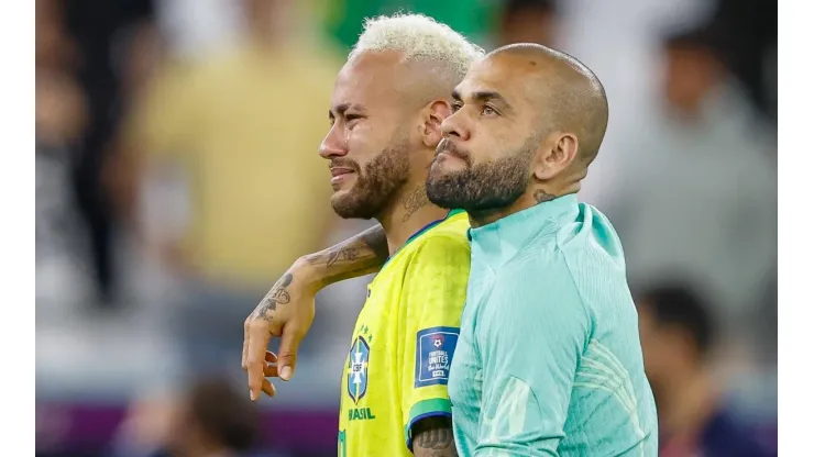 Dani Alves consuela a Neymar tras la eliminación de Brasil en Qatar 2022.
