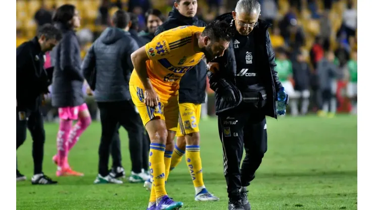 André-Pierre Gignac con nauseas después de recibir el balonazo en la cabeza.
