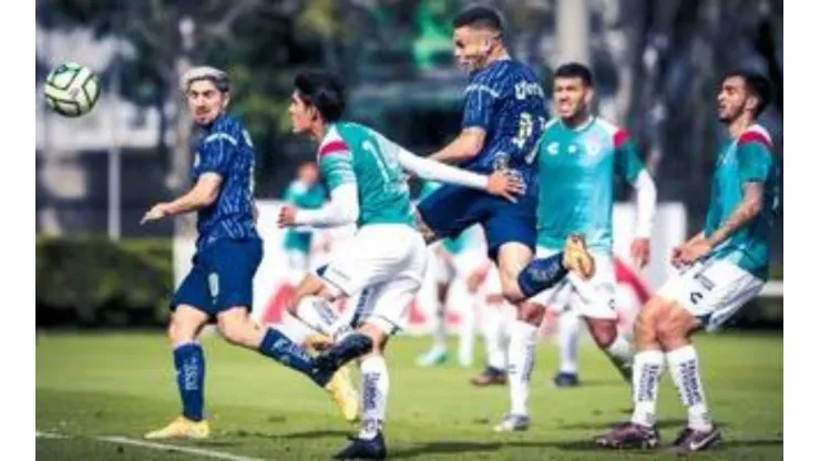 Diego Valdés y Jonathan Rodríguez en el partido de pretemporada contra Pachuca.
