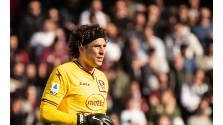 La doble tapada de Memo Ochoa en su estreno con Salernitana que le valió elogios en las redes