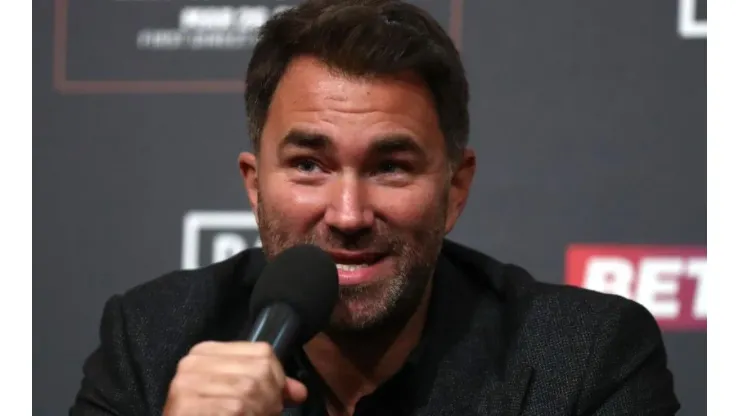 Eddie Hearn le da malas noticas Canelo Álvarez.
