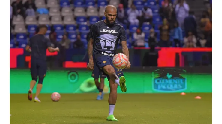 Dani Alves cambia de dorsal en Pumas
