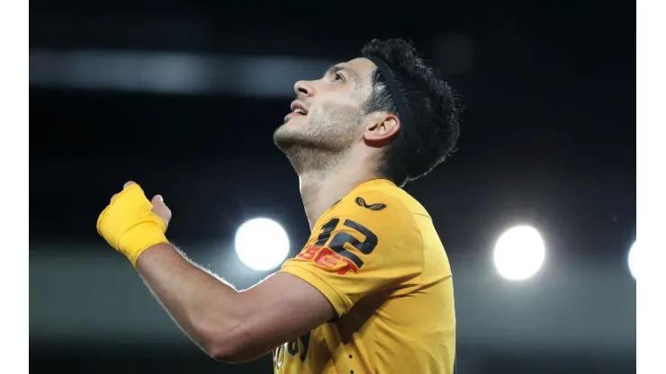 Raúl Jiménez podría dejar el Wolverhampton para jugar en otra liga europea.
