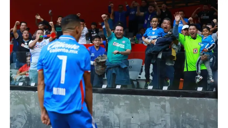 Antuna celebró con los aficionados su gol a Rayados.
