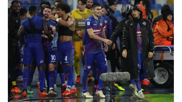 Johan Vásquez y sus compañeros del Cremonese tras eliminar al Napoli.
