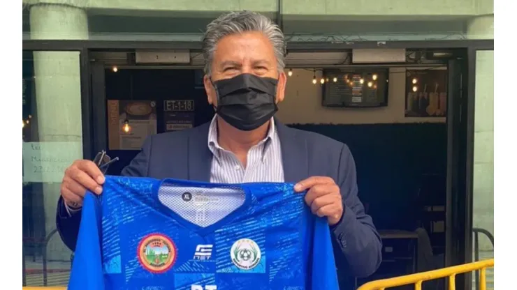 Raúl Arias con el jersey del Deportivo Achuapa de Guatemala.
