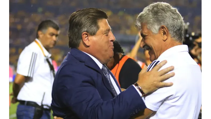 Miguel Herrera y Ricardo Ferretti en un partido de la Liga MX.
